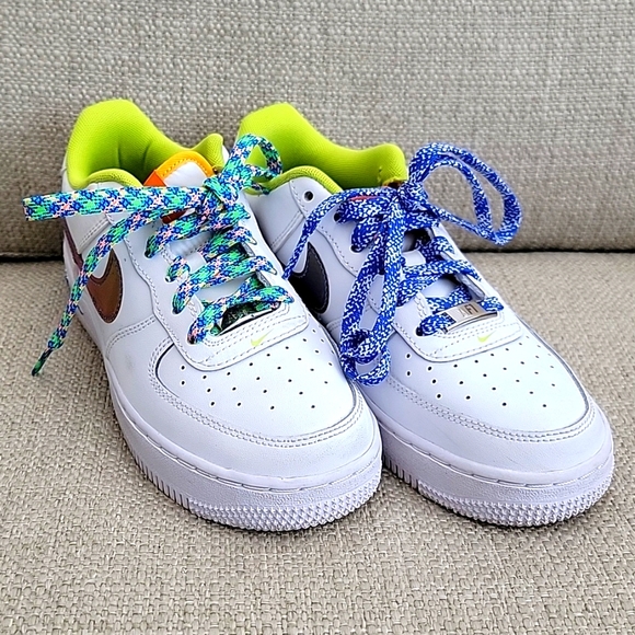 Nike Air Force lows color shift swoosh)